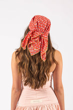 Lade das Bild in den Galerie-Viewer, The Poppy Scarf
