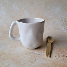 Lade das Bild in den Galerie-Viewer, Tasse Natura smooth white &amp; soft pink
