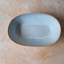 Lade das Bild in den Galerie-Viewer, Tiefe, ofenfeste Servierplatte Comporta hellblau
