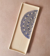 Load image into Gallery viewer, Servierplatte crochet creme royalblau

