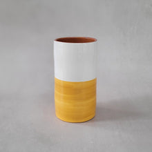 Lade das Bild in den Galerie-Viewer, Gerade Vase halb ocker
