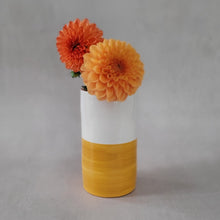 Lade das Bild in den Galerie-Viewer, Gerade Vase halb ocker
