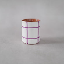 Load image into Gallery viewer, Kaffeebecher kariert lila
