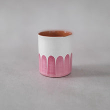 Lade das Bild in den Galerie-Viewer, Kaffeebecher Säulen rosa
