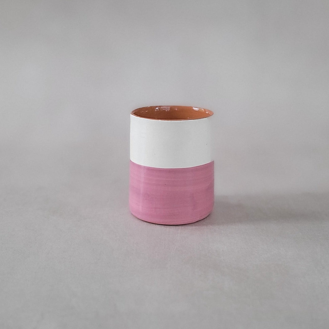 Kaffeebecher halb rosa