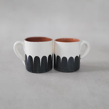 Lade das Bild in den Galerie-Viewer, Tasse hoch Säulen schwarz
