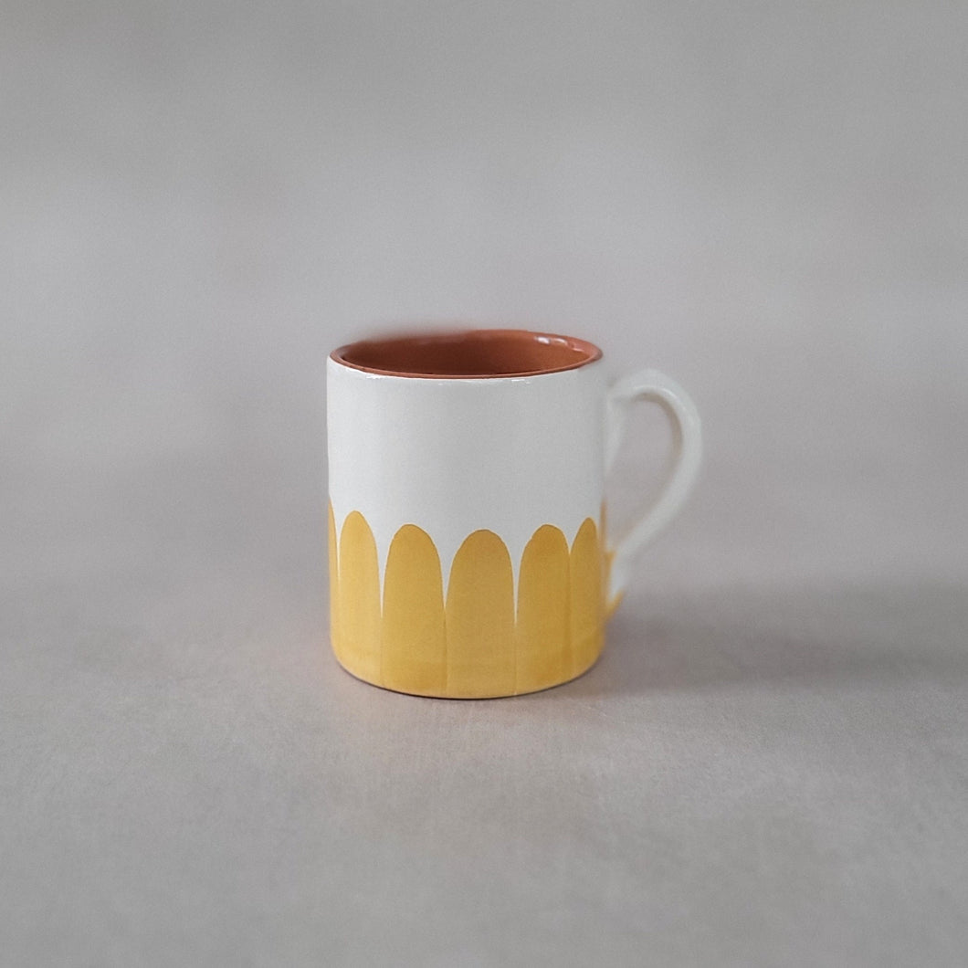Tasse hoch Säulen ocker