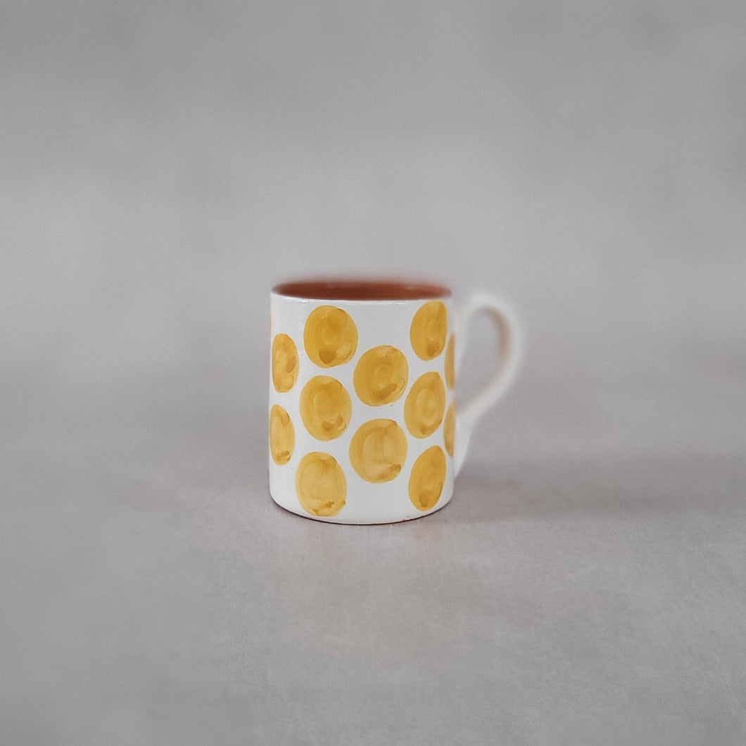Tasse hoch Punkte ocker