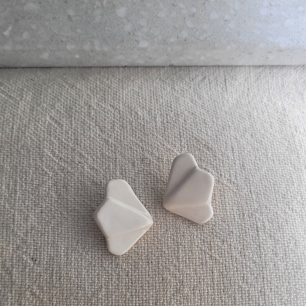 Ceramic earrings Concha white