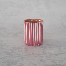 Lade das Bild in den Galerie-Viewer, Kaffeebecher gestreift vinho
