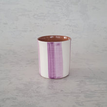 Lade das Bild in den Galerie-Viewer, Kaffeebecher zweifarbig gestreift lila
