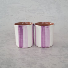 Lade das Bild in den Galerie-Viewer, Kaffeebecher zweifarbig gestreift lila
