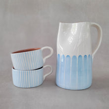 Lade das Bild in den Galerie-Viewer, Tasse breit gestreift babyblau
