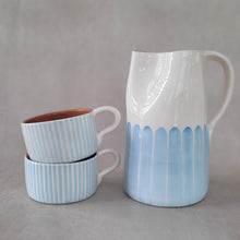 Load image into Gallery viewer, Maxi-Krug 1.5 l Säulen babyblau
