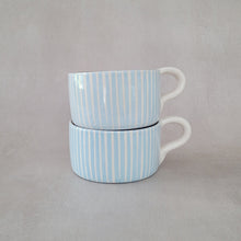Lade das Bild in den Galerie-Viewer, Tasse breit gestreift babyblau
