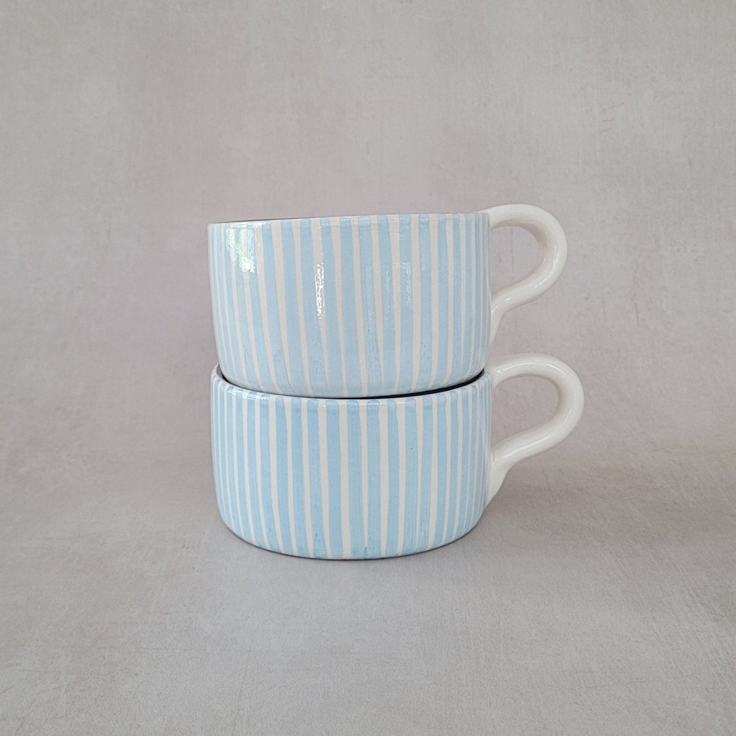 Tasse breit gestreift babyblau