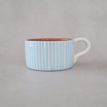 Lade das Bild in den Galerie-Viewer, Tasse breit gestreift babyblau
