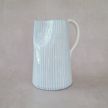 Lade das Bild in den Galerie-Viewer, Maxi-Krug 1.5 l gestreift babyblau

