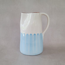 Load image into Gallery viewer, Maxi-Krug 1.5 l Säulen babyblau
