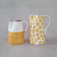Load image into Gallery viewer, Maxi-Krug 1.5 l Punkte ocker
