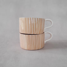 Lade das Bild in den Galerie-Viewer, Tasse breit gestreift beige
