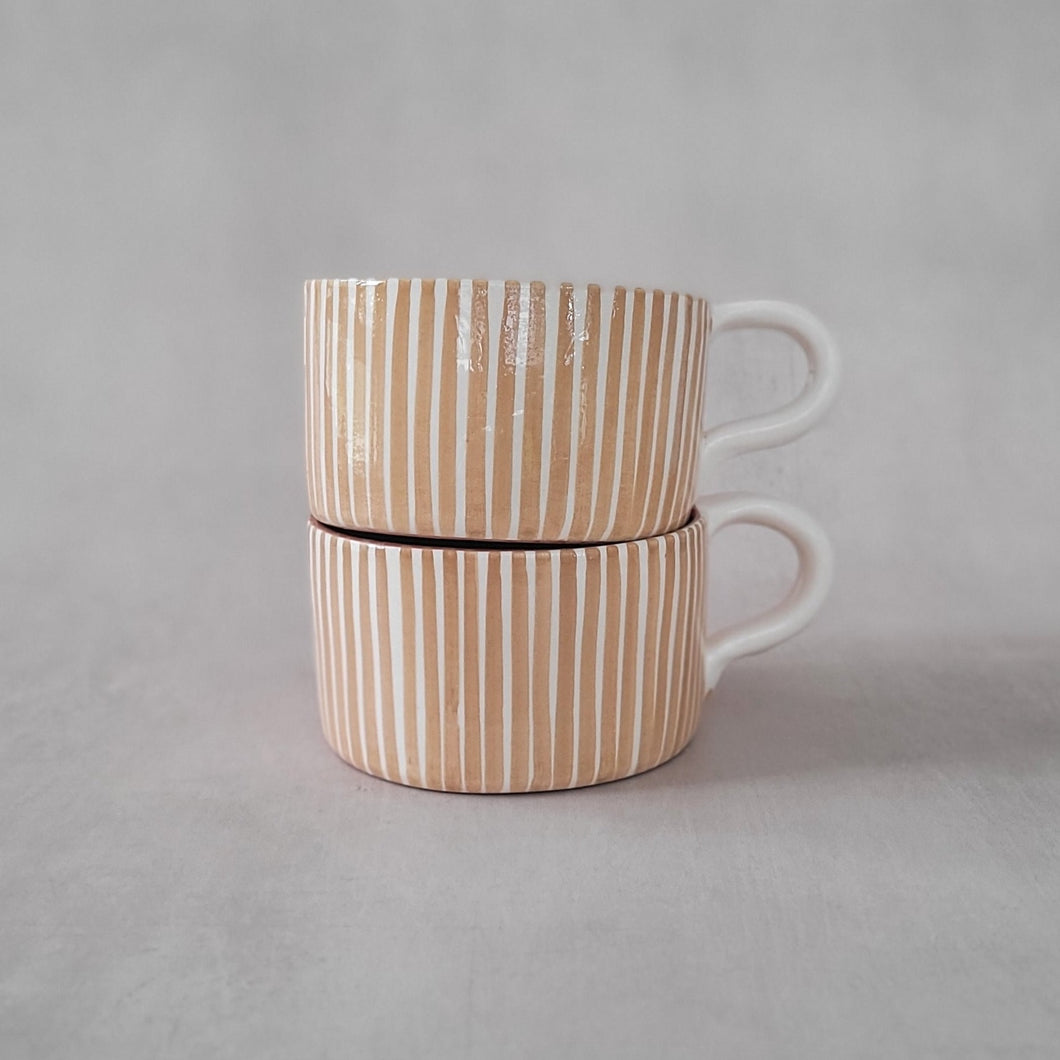 Tasse breit gestreift beige