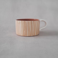 Lade das Bild in den Galerie-Viewer, Tasse breit gestreift beige
