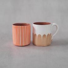 Lade das Bild in den Galerie-Viewer, Kaffeebecher gestreift orange
