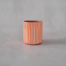 Lade das Bild in den Galerie-Viewer, Kaffeebecher gestreift orange
