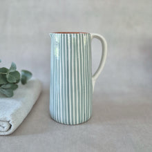 Lade das Bild in den Galerie-Viewer, Gerader Krug gross 1.3 l gestreift eukalyptus
