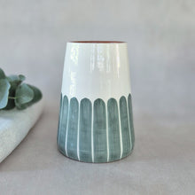 Load image into Gallery viewer, Vase Vulkan medium Säulen eukalyptus
