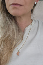 Lade das Bild in den Galerie-Viewer, The Croissant Necklace
