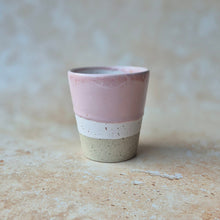 Lade das Bild in den Galerie-Viewer, Becher Vila Nova soft pink &amp; weiss
