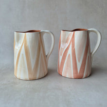 Load image into Gallery viewer, Krug 1 l multi Dreiecke beige
