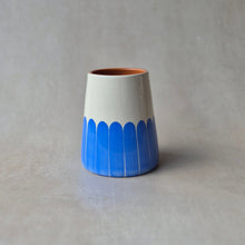 Lade das Bild in den Galerie-Viewer, Vase Vulkan klein Säulen blau
