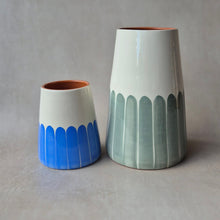 Lade das Bild in den Galerie-Viewer, Vase Vulkan klein Säulen blau
