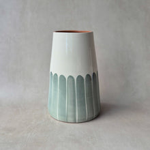 Lade das Bild in den Galerie-Viewer, Vase Vulkan gross Säulen eukalyptus

