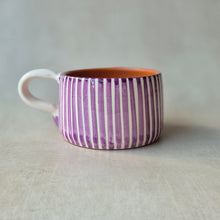 Lade das Bild in den Galerie-Viewer, Tasse breit gestreift lila
