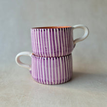 Lade das Bild in den Galerie-Viewer, Tasse breit gestreift lila
