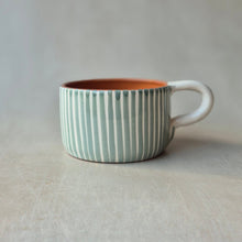 Load image into Gallery viewer, Tasse breit gestreift eukalyptus
