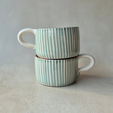 Load image into Gallery viewer, Tasse breit gestreift eukalyptus
