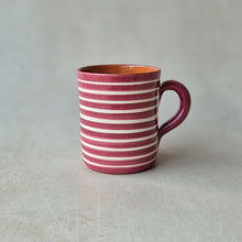 Lade das Bild in den Galerie-Viewer, Tasse hoch geringelt vinho
