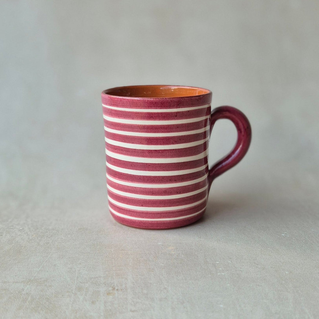 Tasse hoch geringelt vinho