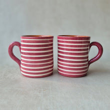 Lade das Bild in den Galerie-Viewer, Tasse hoch geringelt vinho
