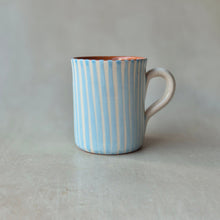 Lade das Bild in den Galerie-Viewer, Tasse hoch gestreift babyblau
