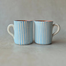 Lade das Bild in den Galerie-Viewer, Tasse hoch gestreift babyblau
