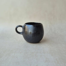 Lade das Bild in den Galerie-Viewer, Espressotasse Bola matt schwarz
