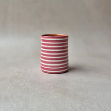 Lade das Bild in den Galerie-Viewer, Kaffeebecher geringelt vinho
