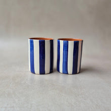 Load image into Gallery viewer, Kaffeebecher breit gestreift marineblau
