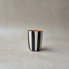 Lade das Bild in den Galerie-Viewer, Espressobecher breit gestreift schwarz
